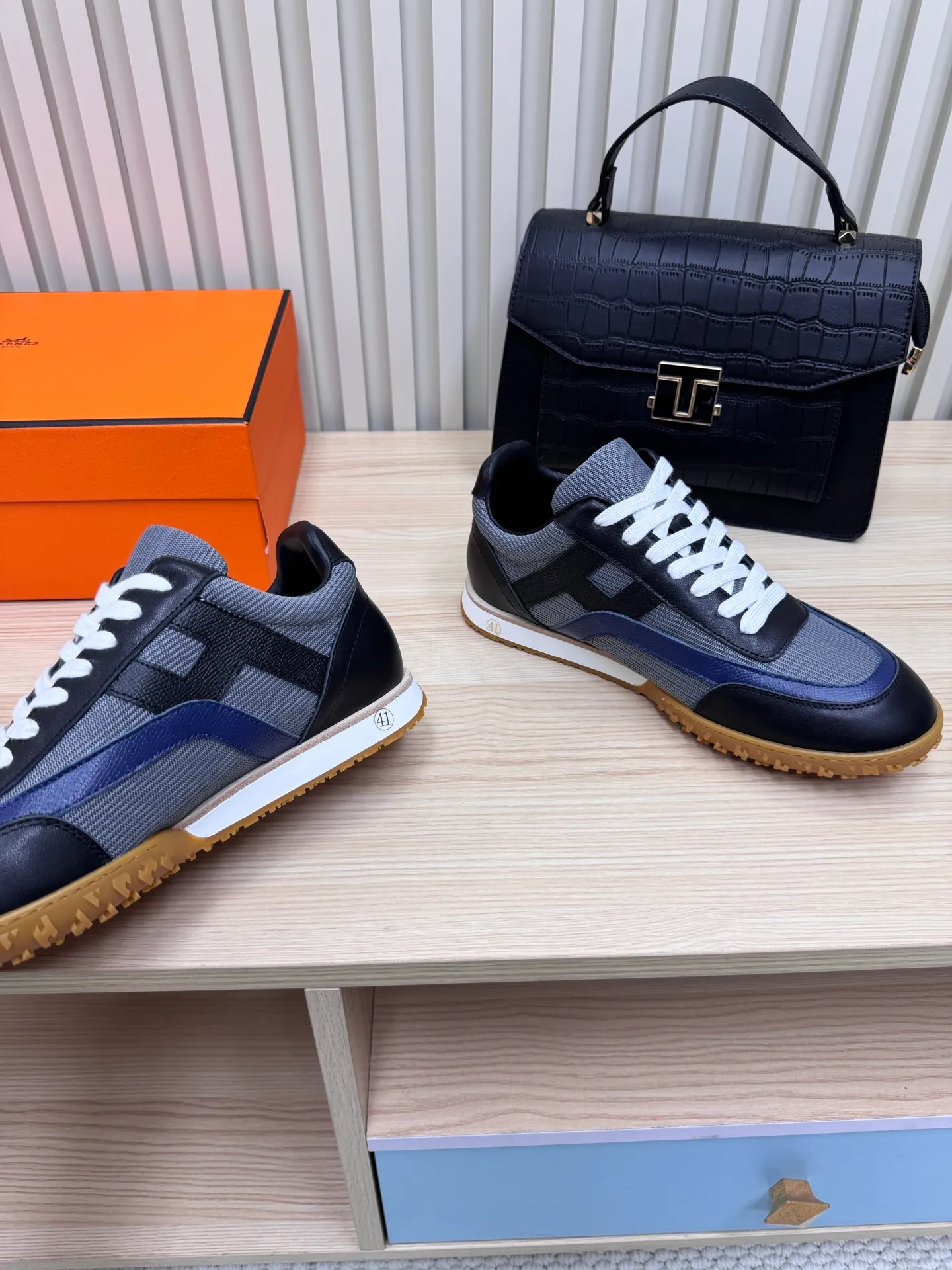👟👟Ex-factory price 600👟👟 Hermes / Top version #couple style 24ss casual sneakers Suede goatskin sneakers decorated with contrasting patterns and iconic "H" details, beautifully packaged at the delivery counter🛍📦 Fabric: suede + down cloth Lining: mixed sheep lining Outsole: original TPU Bottom thickness: 2CM Size: 35-45
